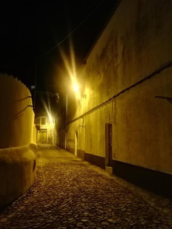 Rua histórica à noite